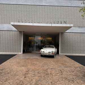 広い玄関に、クラシックカーが停まっていておしゃれな雰囲気