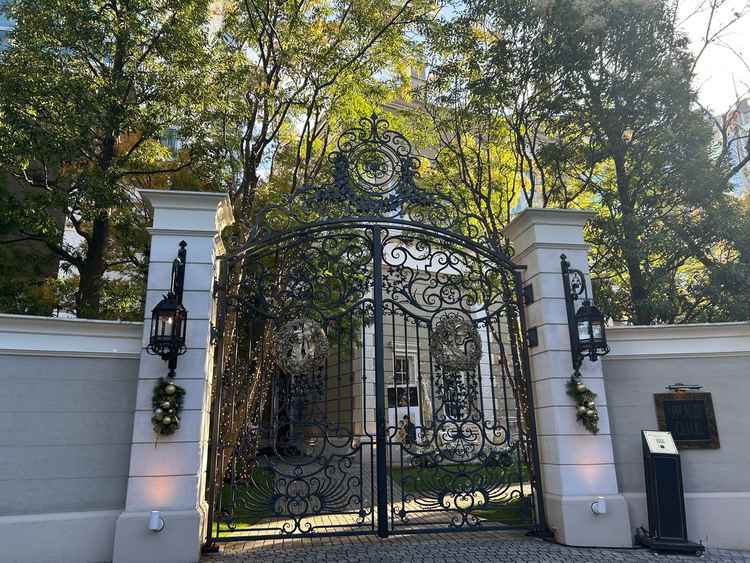 大きな門が入り口