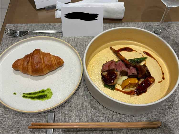 コースのメインの肉料理と、クロワッサン。お肉はとても柔らかかったです。クロワッサンも人気みたいです。