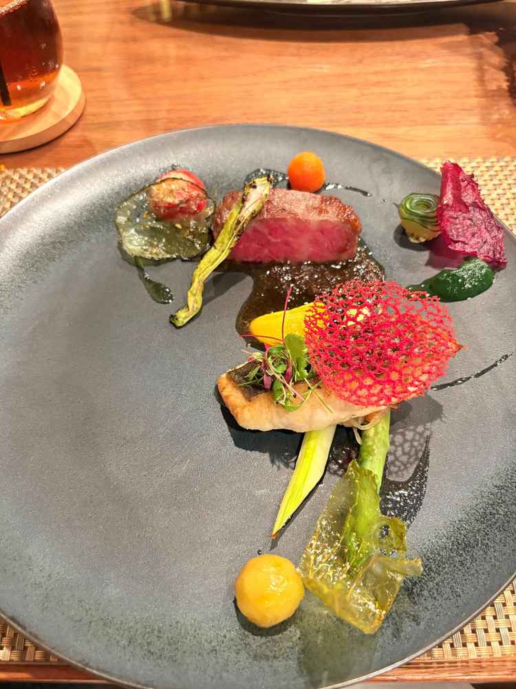 お肉はとても柔らかく、お魚は新鮮であり添えられている2種類のソースとも相性が良かったです！