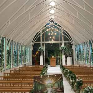 自然を基調としたチャペル。雨の日が気になったが、雨の日の写真を見せてもらい雰囲気が良かった