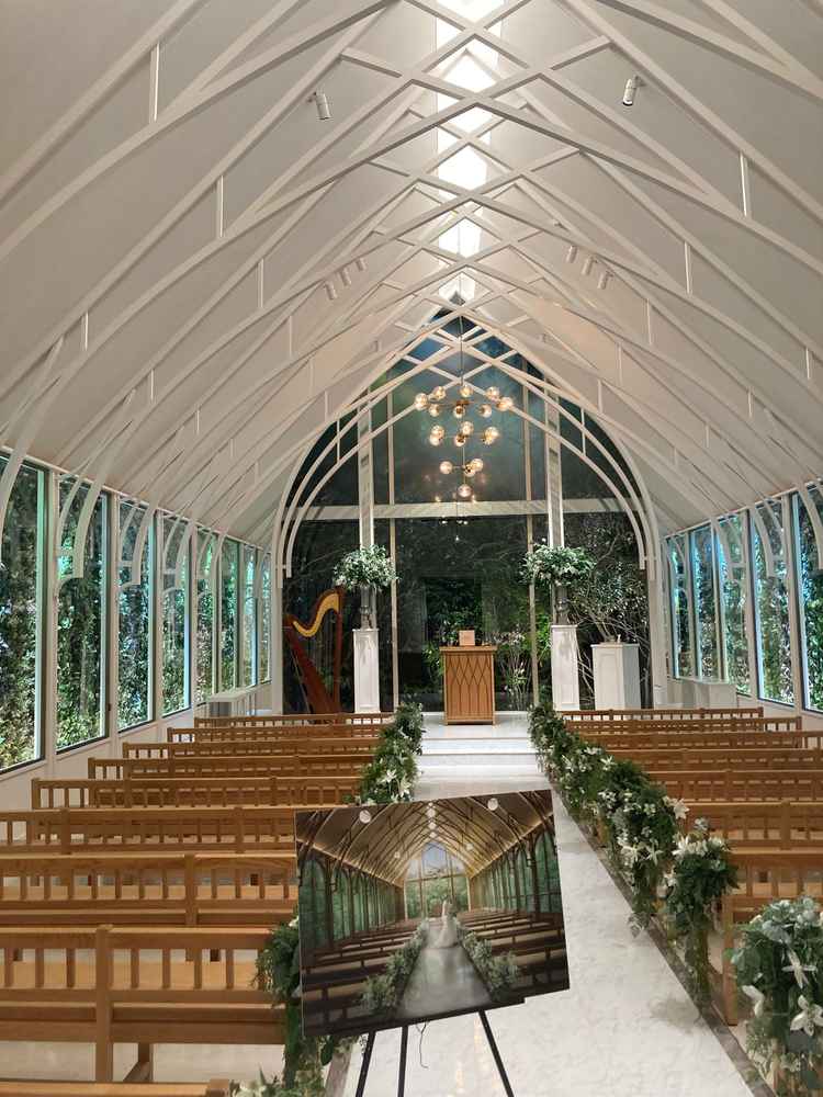 自然を基調としたチャペル。雨の日が気になったが、雨の日の写真を見せてもらい雰囲気が良かった