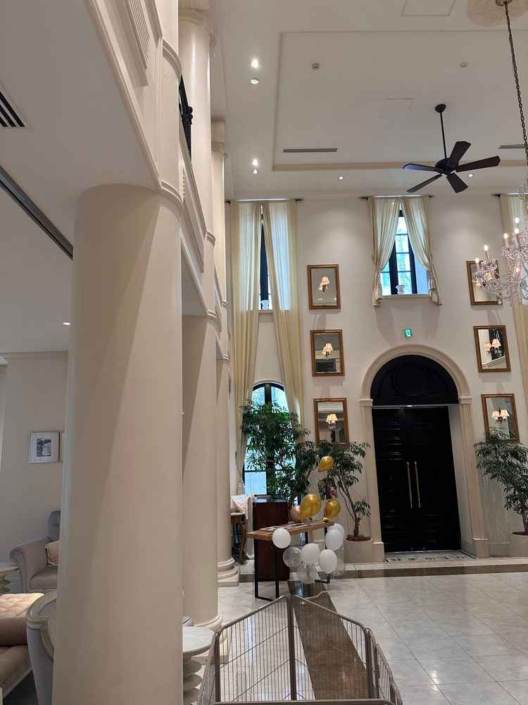 待合の場所の写真で、広く、みんなが十分にくつろげる空間だと思った。