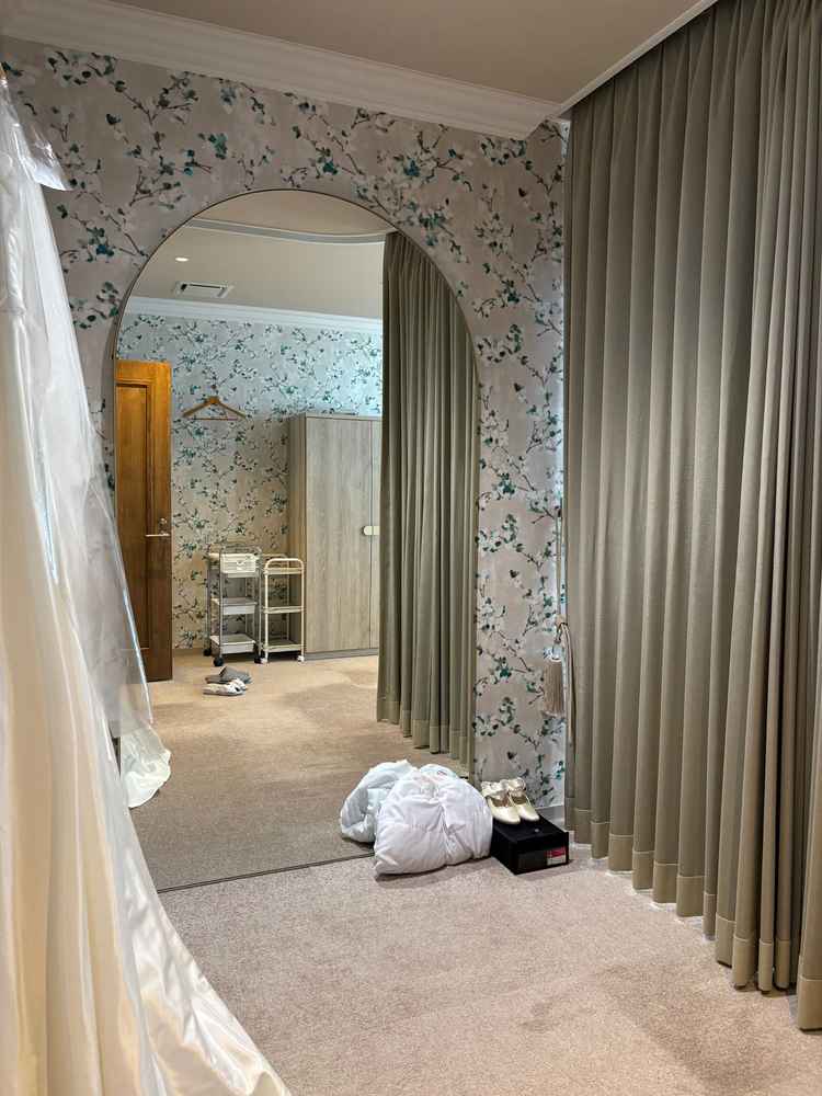 ブライズルームはこだわりのある壁でとても可愛く部屋がとても広いので落ち着く場所だなと感じました。