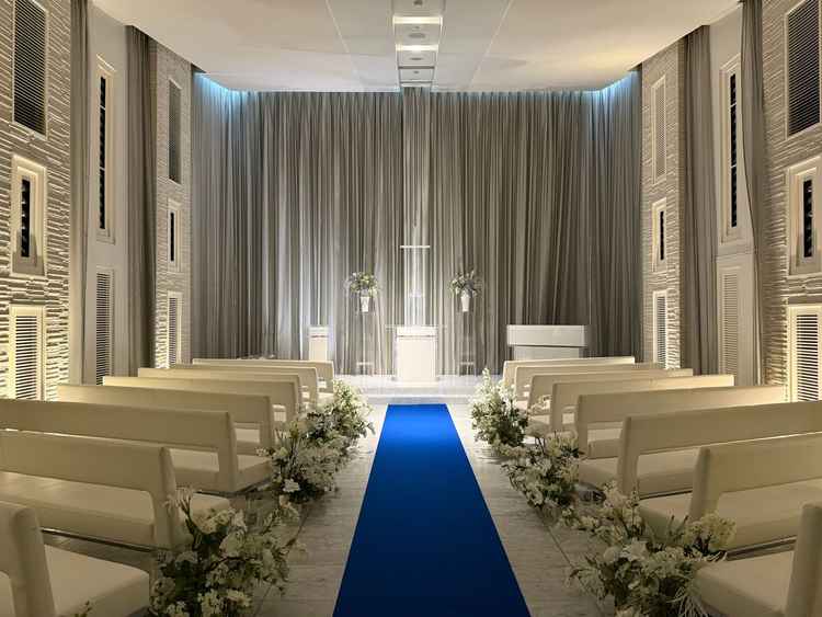 カーテン閉じた状態の挙式雰囲気もシンプルで良い。このあとのカーテンが開く瞬間がとても良い。