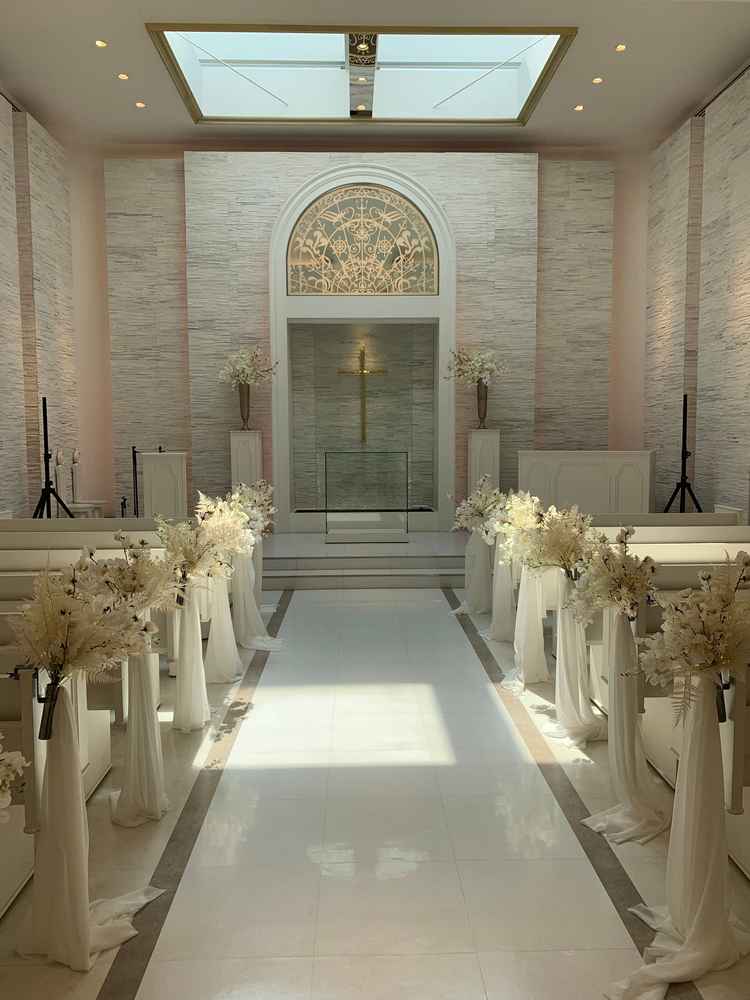 入った瞬間光が差し込むような明るい会場でした。席も白を基調としていて純白のドレスが映える会場です！