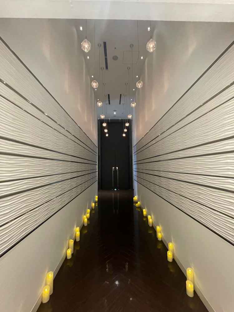 チャペルへと続く道です。照明も暗く、入場する前のドキドキ感がありました。