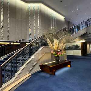 明治記念館の入口正面の階段です。この場所で集合写真を撮影できると伺いました。