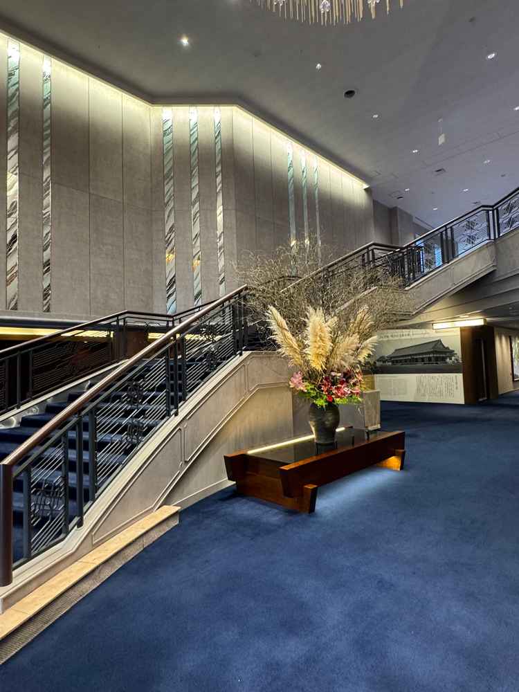 明治記念館の入口正面の階段です。この場所で集合写真を撮影できると伺いました。