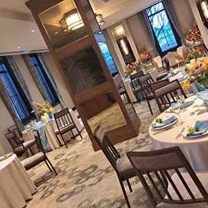 柱の鏡も装飾できるなど、いろんな使い方ができて、柱が邪魔ではなく、どの位置からも見れていい感じ