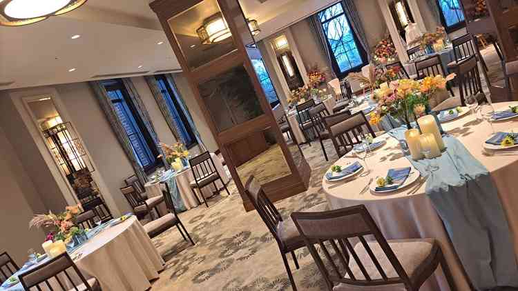 柱の鏡も装飾できるなど、いろんな使い方ができて、柱が邪魔ではなく、どの位置からも見れていい感じ