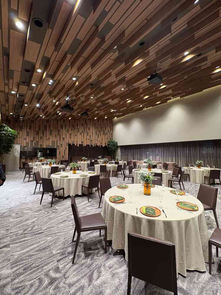 広くて天井も高い披露宴会場。スクリーンも大きく、映像がか綺麗でした。