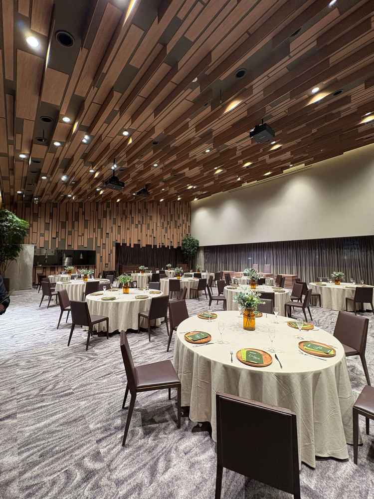 広くて天井も高い披露宴会場。スクリーンも大きく、映像がか綺麗でした。