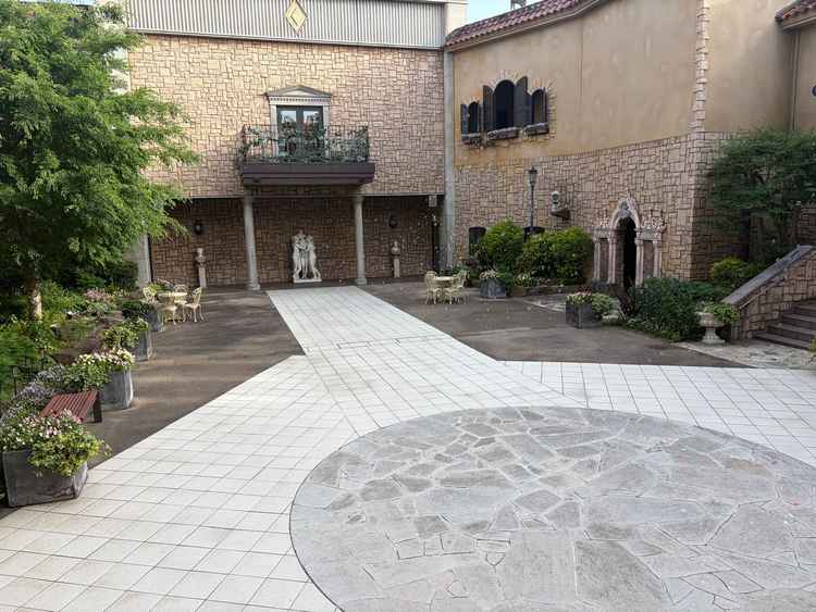 挙式場を出た後の広場の様子。外の建物が見えないような作りになっており、こだわりを感じた。