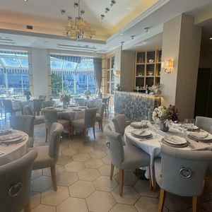 マンハッタン邸の披露宴会場です。窓ガラスが海側の為日差しが入りとても明るい会場と言う印象でした。