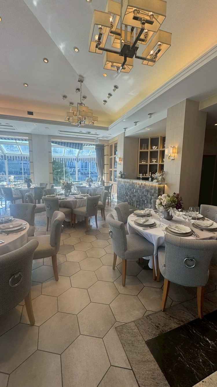 マンハッタン邸の披露宴会場です。窓ガラスが海側の為日差しが入りとても明るい会場と言う印象でした。