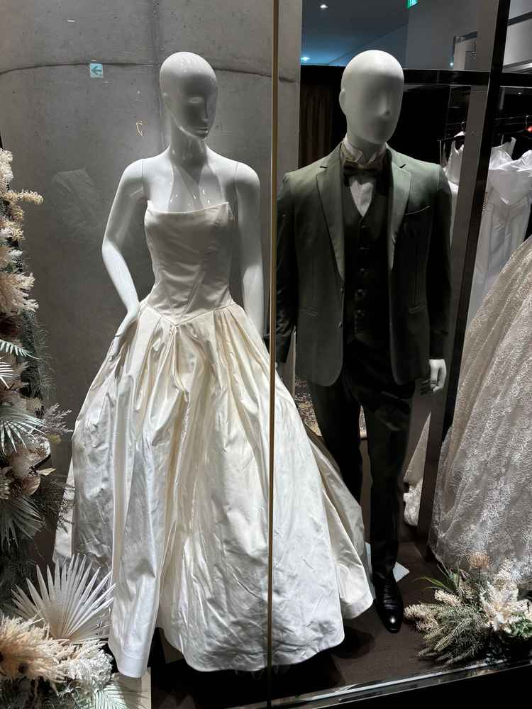 シンプルで上品なデザインの衣装が魅力的で洗練された印象