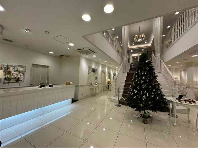 入口をはいってすぐの場所。目の前には大きな階段があり、これを使った演出が可能です。