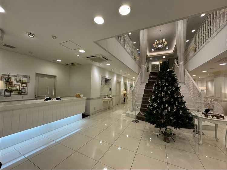 入口をはいってすぐの場所。目の前には大きな階段があり、これを使った演出が可能です。