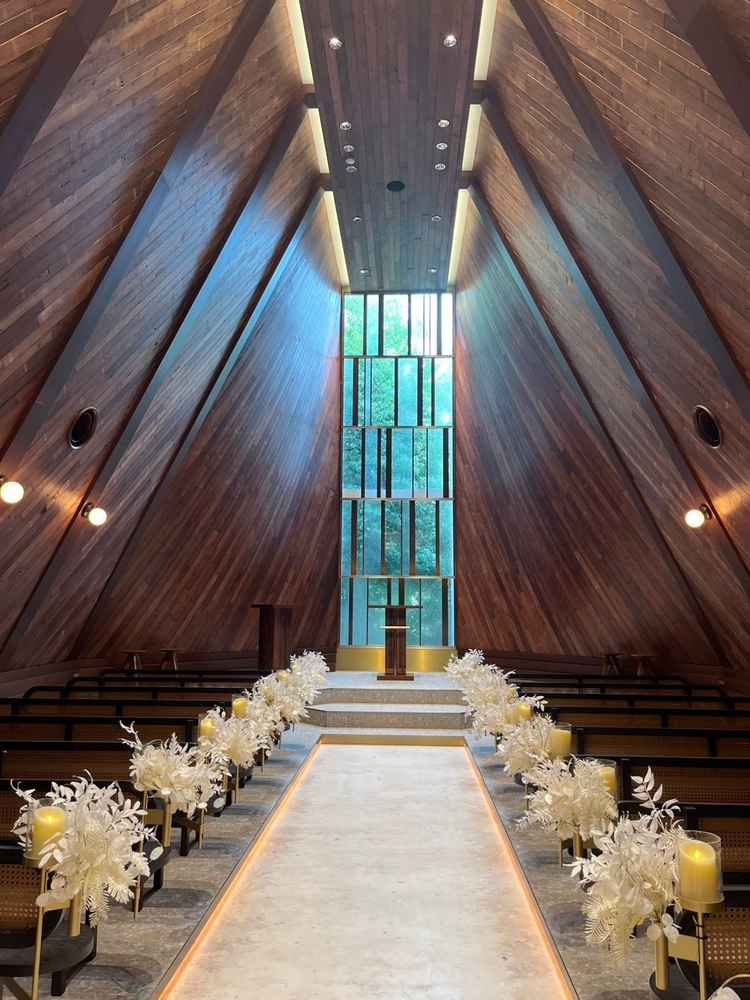 木の香りがするチャペル