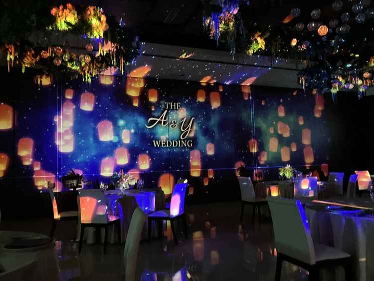 宴会場のプロジェクターの演出が迫力があって凄かったです