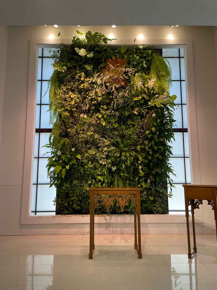 室内チャペル。ほとんどが造花だが、この壁だけは生花を使って作られている。