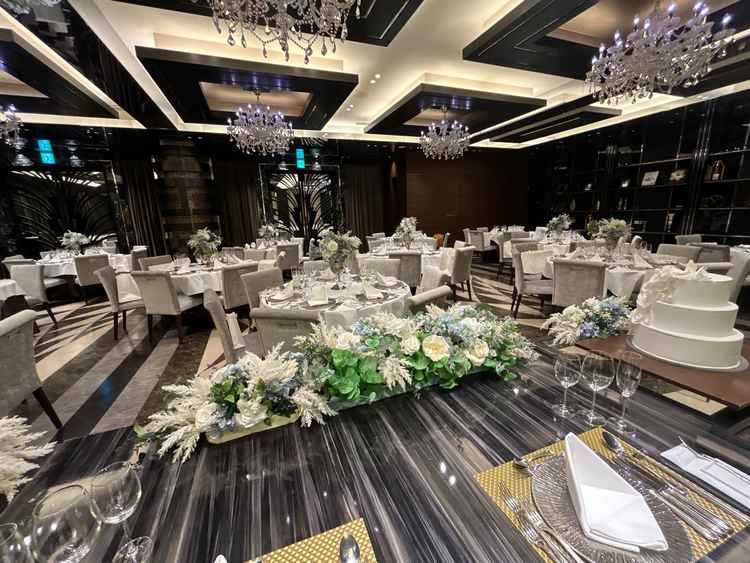 披露宴会場。他にないシックな雰囲気で、ハリウッドを彷彿とさせます。ドアの横はガラス張りで開放感あり。