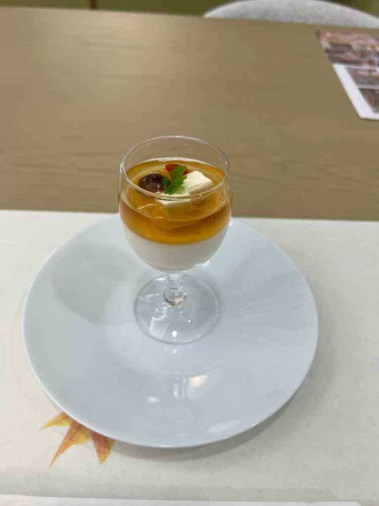 個人的にはこの季節の前菜が出汁のジュレと合わさりすごく気に入った。