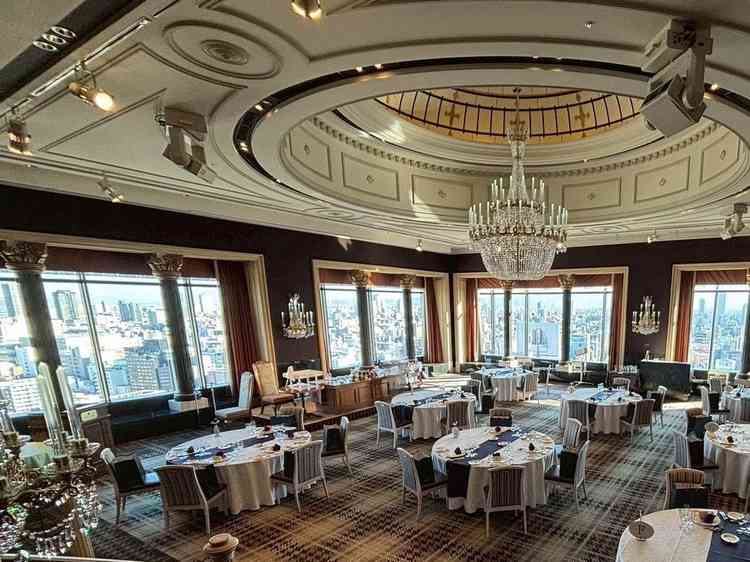 シックで天井が印象的な披露宴会場