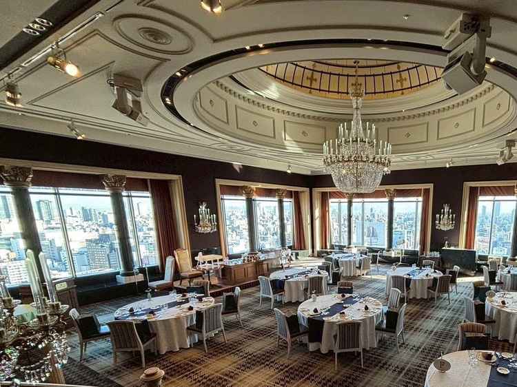 シックで天井が印象的な披露宴会場