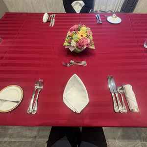 装花や食器がきれいに整えられ、披露宴の雰囲気を想像しやすかったです。