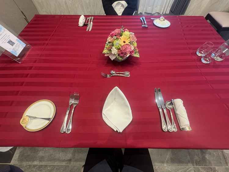 装花や食器がきれいに整えられ、披露宴の雰囲気を想像しやすかったです。