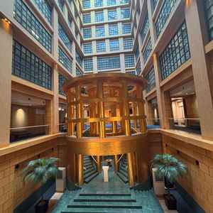 黄金のチャペルで花嫁衣装が映える。天井が高いのも魅力的