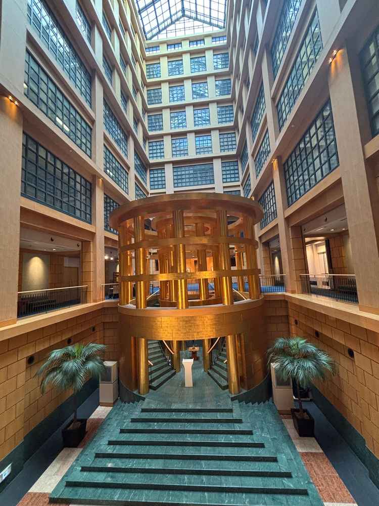 黄金のチャペルで花嫁衣装が映える。天井が高いのも魅力的