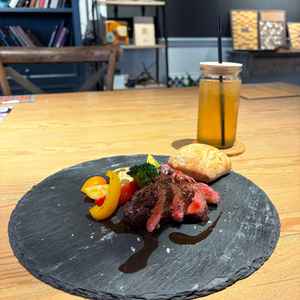 ベーシックプランのメイン料理。ジューシーで満足感あり。