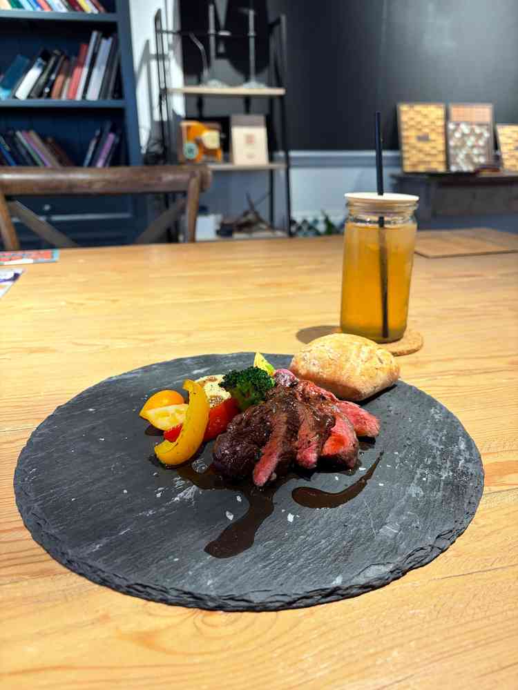 ベーシックプランのメイン料理。ジューシーで満足感あり。