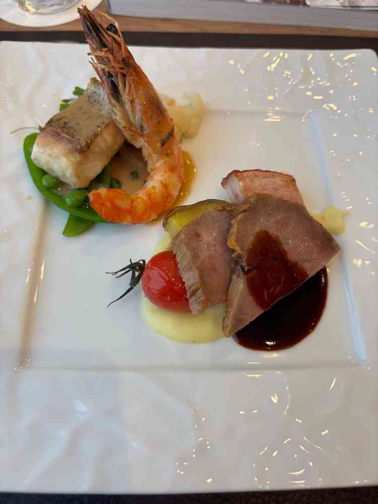 お箸で食べれる点が、洋食のテーブルマナーにあまり馴染みがない日本人目線で好まれると感じた。