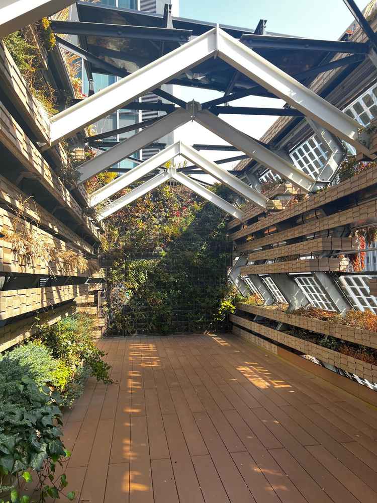 1枚目から外に出てさらに奥に行ったところにある3つめの挙式会場。バージンロードのような回廊型。