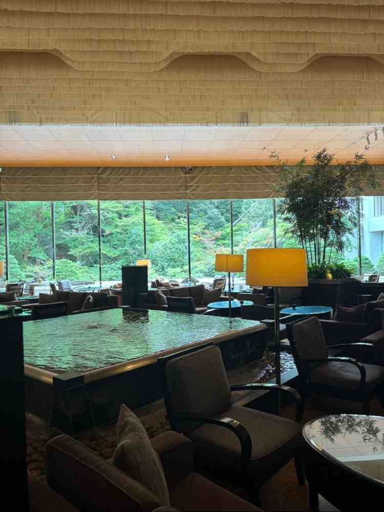 落ちついており、緑が綺麗なロビー。