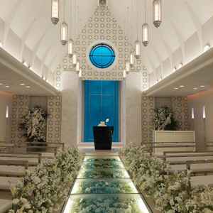 挙式会場です。大きすぎず、来客の方と距離が近く、親近感を感じる式場でした。