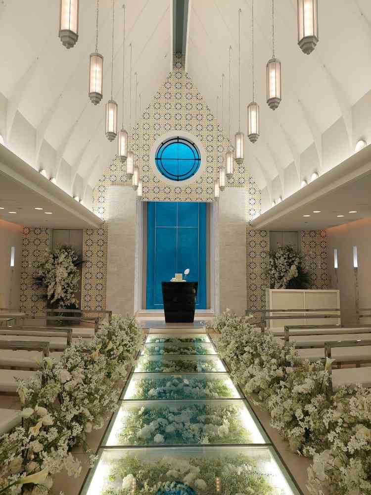 挙式会場です。大きすぎず、来客の方と距離が近く、親近感を感じる式場でした。