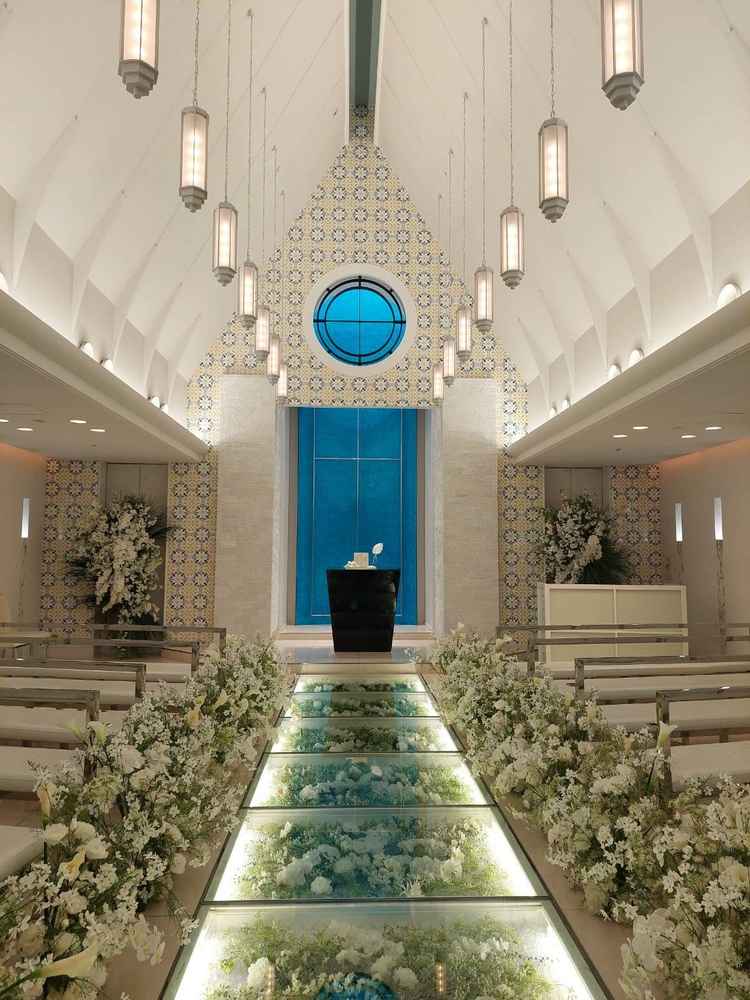 挙式会場です。大きすぎず、来客の方と距離が近く、親近感を感じる式場でした。