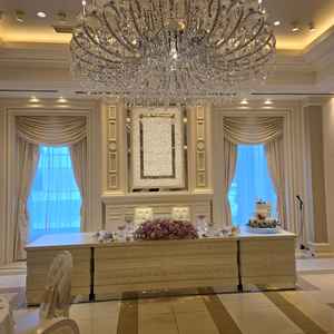 披露宴会場の高砂の上部にはシャンデリアがあり、周囲よりも低めに取り付けられていた。