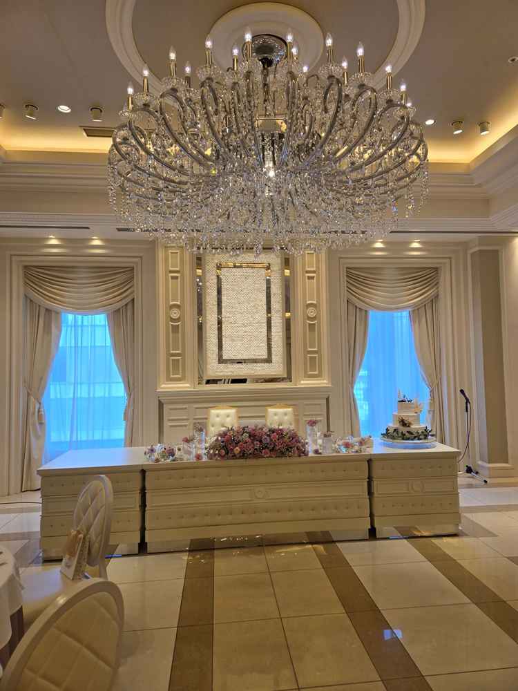 披露宴会場の高砂の上部にはシャンデリアがあり、周囲よりも低めに取り付けられていた。