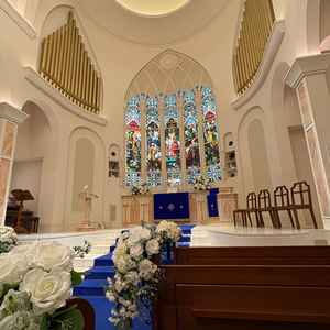 土曜の午前中に結婚式直前の式場を見学させていただきました。お花もそのまま挙式で利用するものです。