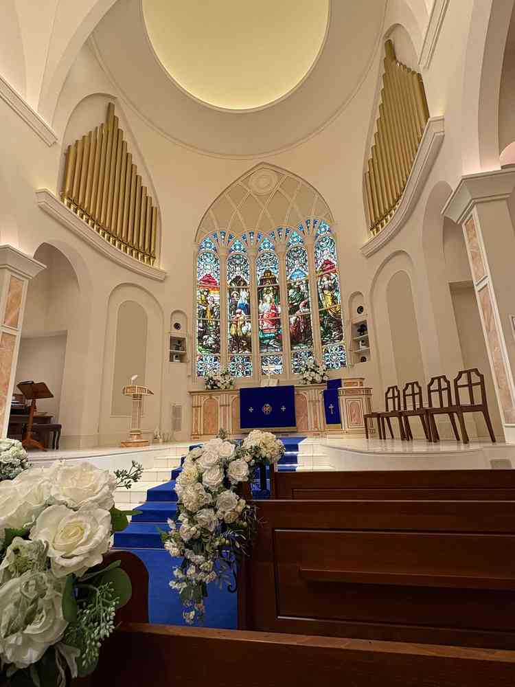 土曜の午前中に結婚式直前の式場を見学させていただきました。お花もそのまま挙式で利用するものです。