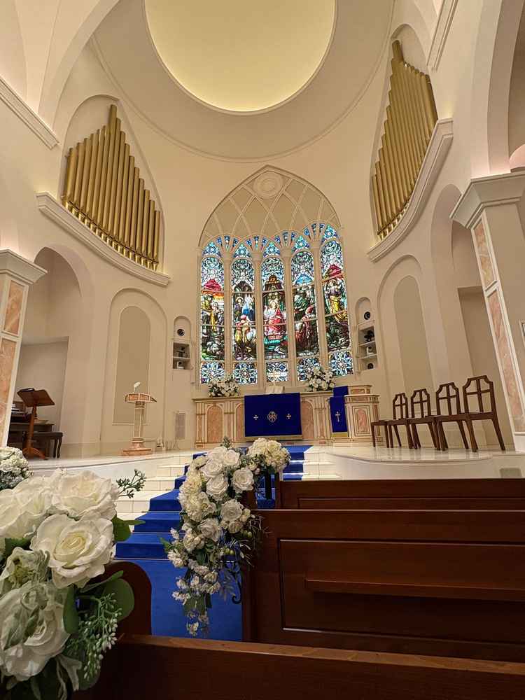 土曜の午前中に結婚式直前の式場を見学させていただきました。お花もそのまま挙式で利用するものです。