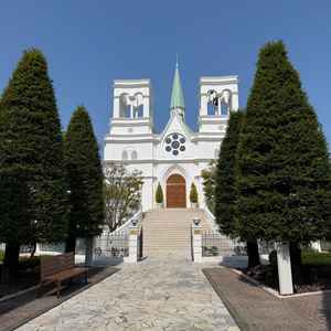 敷地に入ってすぐに見える教会の外観。空の青色と木の緑が相まって綺麗。