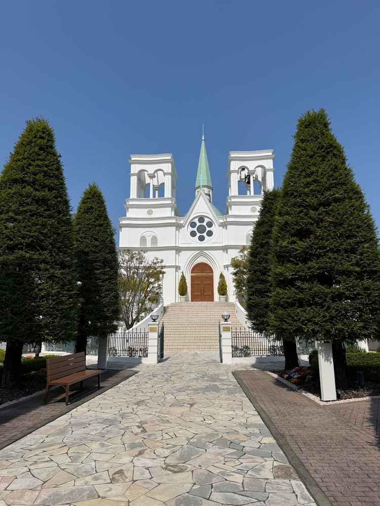 敷地に入ってすぐに見える教会の外観。空の青色と木の緑が相まって綺麗。