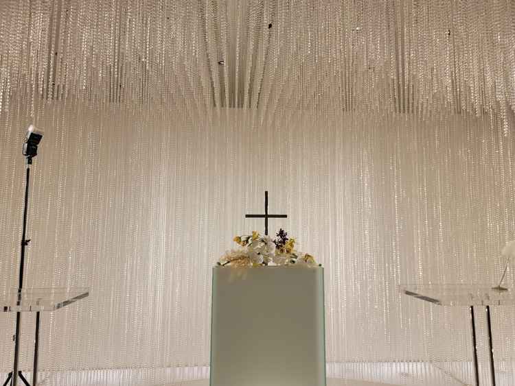 チャペルの新婦新郎が誓う場所です。キラキラしていて写真映えもできますし、ウェディングドレスに映えます